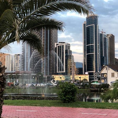 Апартамент У Моря Batumi Exteriör bild
